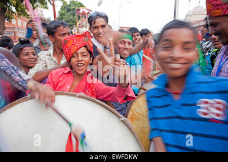Il batterista della islamic Muharram processione in Jaipur, Rajasthan, India, Asia Foto Stock