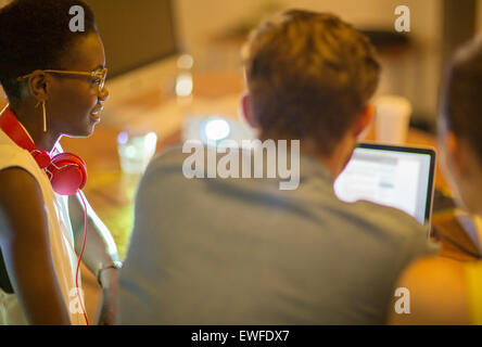 La gente di affari con computer portatile Foto Stock