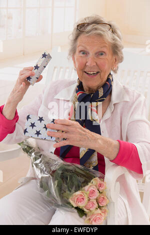 SENIOR CON DONO Foto Stock