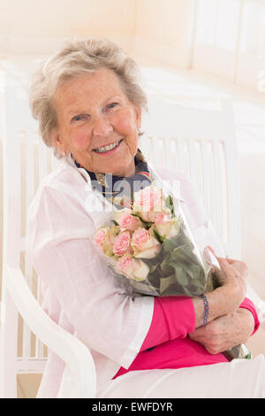 SENIOR CON FIORI Foto Stock
