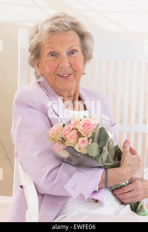 SENIOR CON FIORI Foto Stock