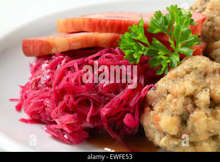 Piatto di carne di maiale affumicata con canederli tirolesi e cavolo rosso Foto Stock