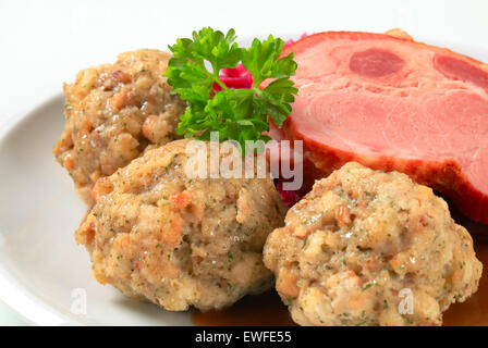 Piatto di carne di maiale affumicata con canederli tirolesi e cavolo rosso Foto Stock