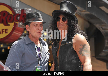LOS ANGELES, CA - Luglio 10, 2012: chitarrista rock Slash & attore Charlie Sheen su Hollywood Blvd dove è stato premiato con una stella sulla Hollywood Walk of Fame. Foto Stock