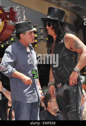 LOS ANGELES, CA - Luglio 10, 2012: chitarrista rock Slash & attore Charlie Sheen su Hollywood Blvd dove è stato premiato con una stella sulla Hollywood Walk of Fame. Foto Stock