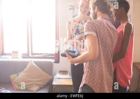 Azienda creativa persone che guardano foto istantanea Foto Stock