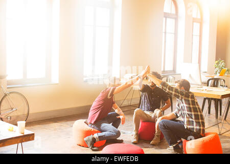 Attività creativa di persone di unire le vostre mani in cerchio in sole ufficio Foto Stock