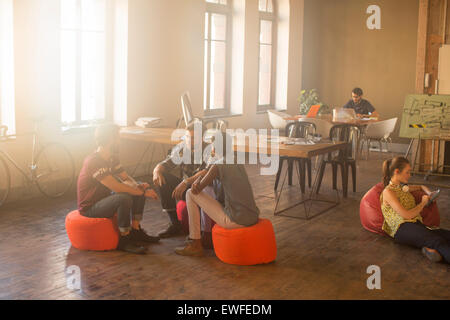 Business Casual persone incontro in cerchio in sole ufficio Foto Stock