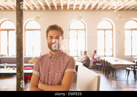 Ritratto fiducioso casual imprenditore nel sole ufficio Foto Stock