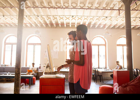 Attività creativa di persone che lavorano al computer in open office Foto Stock