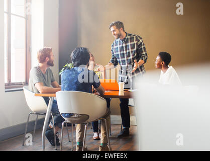 Imprenditore informale riunione leader a tavola in office Foto Stock