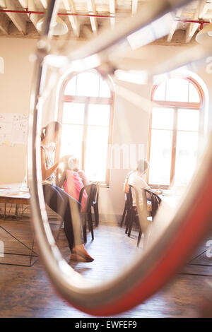 Attività creativa di persone che lavorano dietro la ruota di bicicletta in office Foto Stock