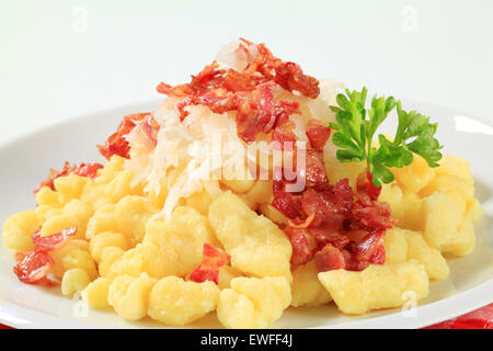 Piccoli gnocchetti di patate con pancetta e cavolo bianco Foto Stock