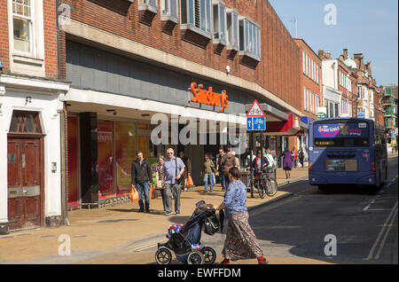 Negozi in alto Brook Street, Ipswich, Suffolk, Inghilterra, Regno Unito Foto Stock