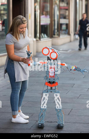 Londra, Regno Unito. Il 25 giugno 2015. Una donna guarda al Meccanoid G15 KS, 1.20m di altezza robot personale pre-programmato con più di 1000 frasi - GBP 440. Hamleys' negozio di giocattoli in anteprima il predetto top ten giocattoli per Natale 2015 nel loro Regent Street negozio. Foto: Nick Savage/Alamy Live News Foto Stock