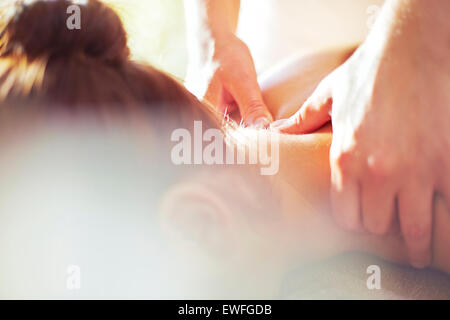 Close up massaggiatrice donna massaggio collo Foto Stock