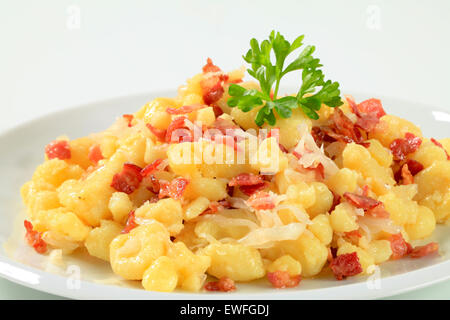 Piccoli gnocchetti di patate con pancetta e cavolo bianco Foto Stock