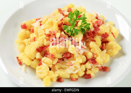 Piccoli gnocchetti di patate con pancetta e cavolo bianco Foto Stock