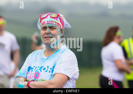 Redbourn, Hertfordshire, Regno Unito. Xiii Giugno, 2015. Le persone si sono riunite a Hertfordshire County mostrano per il colore Me Rad 5K l'esecuzione. Foto Stock