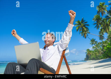 Imprenditore rilassante sulla spiaggia. Foto Stock