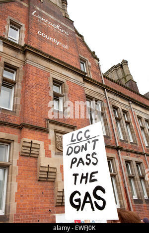 Preston, Regno Unito. Il 25 giugno, 2015. Anti-Fracking manifestanti dimostrando al di fuori del Consiglio di contea del Lancashire chambers, Pitt Street, Preston. Solo una manciata di die hard dimostranti & crash gate anarchici restano in netto contrasto con il 2000 che ci si aspettava. Credito: Cernan Elias/Alamy Live News Foto Stock