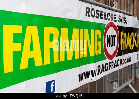 Preston, Regno Unito. Il 25 giugno, 2015. 'Non agricole Fracking' Poster con Anti-Fracking manifestanti dimostrando al di fuori del Consiglio di contea del Lancashire chambers, Pitt Street, Preston. Solo una manciata di die hard dimostranti & crash gate anarchici restano in netto contrasto con il 2000 che ci si aspettava. Credito: Cernan Elias/Alamy Live News Foto Stock