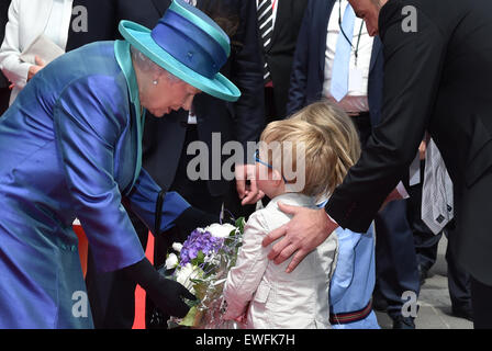 Frankfurt am Main, Germania, 25 giugno 2015. La Gran Bretagna è la Regina Elisabetta II (L) riceve un mazzo di fiori da due bambini nella parte anteriore del Roemer City Hall del monarca britannico e suo marito sono sulla loro quinta visita di Stato in Germania, che si svolge dal 23 al 26 giugno. Credito: dpa picture alliance/Alamy Live News Foto Stock