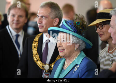 Frankfurt am Main, Germania, 25 giugno 2015. La Gran Bretagna è la Regina Elisabetta II è in grado di ascoltare le spiegazioni dal sindaco di Francoforte Peter Feldmann nella chiesa di San Paolo a il monarca britannico e suo marito sono sulla loro quinta visita di Stato in Germania, che si svolge dal 23 al 26 giugno. Credito: dpa picture alliance/Alamy Live News Foto Stock