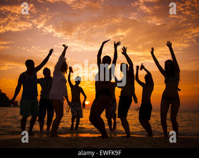 Gruppo di persone party sulla spiaggia. Foto Stock