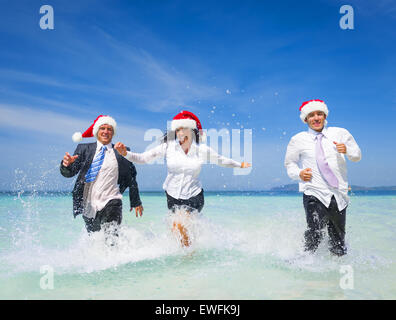 Lavoratore di ufficio divertimento sulla spiaggia a Natale Foto Stock