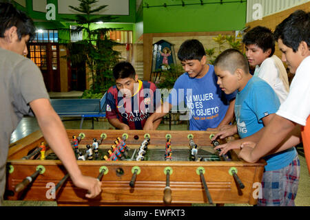 I ragazzi giocare a biliardino tavolo, Lima, Peru Foto Stock