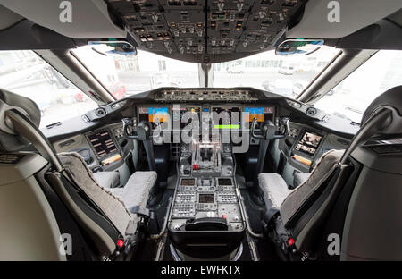 Il cockpit di un Boeing Dreamliner 787-9 della compagnia aerea ANA, Aeroporto di Monaco, Monaco di Baviera, Baviera, Baviera aeroporto, Germania Foto Stock