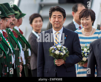 Vertice G7 2015, l'arrivo del primo ministro giapponese Shinzo Abe e sua moglie Akie ABE, Franz Josef Strauss aeroporto di Monaco di Baviera Foto Stock