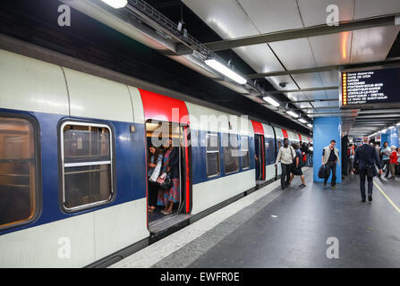 Parigi, Francia - 8 Agosto 2014: Chatlet Les Halles. Parigino moderna stazione della metropolitana con i passeggeri e treno Foto Stock