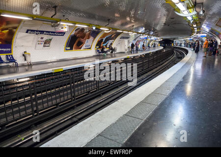 Parigi, Francia - 9 Agosto 2014: Barbes-Rochechouart. Parigino stazione della metropolitana con i passeggeri Foto Stock