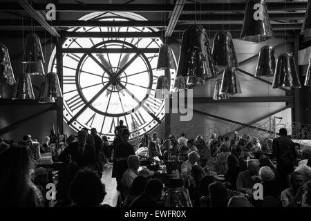 Parigi, Francia - 10 agosto 2014: Ristorante con il famoso e antico orologio nella finestra il Museo d' Orsay è pieno con i visitatori e il personale Foto Stock