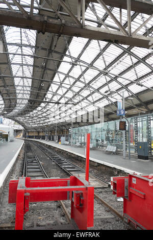 Liverpool Lime Street St ferrovia stazione ferroviaria Platform Foto Stock