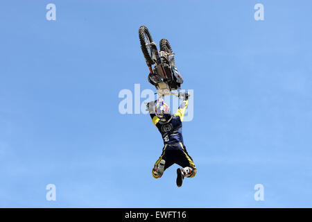 Goodwood, UK. Il 25 giugno, 2015. Motocross stunt rider a Goodwood Festival della velocità, Goodwood, REGNO UNITO, 25 Giugno 2015: Credito Rally-Pics.com/Alamy Live News Foto Stock