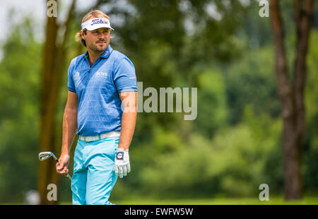 Eichenried, Germania. Il 25 giugno, 2015. Victor Dubuisson di Francia reagisce al tour europeo di torneo di golf in Eichenried, Germania, 25 giugno 2015. Foto: MARC MUELLER/dpa/Alamy Live News Foto Stock