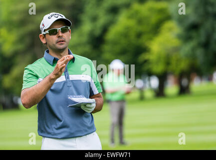 Eichenried, Germania. Il 25 giugno, 2015. Fabrizio Zanotti del Paraguay reagisce al tour europeo di torneo di golf in Eichenried, Germania, 25 giugno 2015. Foto: MARC MUELLER/dpa/Alamy Live News Foto Stock