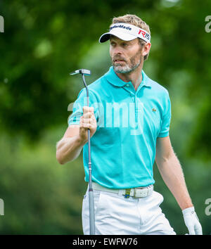 Eichenried, Germania. Il 25 giugno, 2015. Raphael Jacquelin di Francia reagisce al tour europeo di torneo di golf in Eichenried, Germania, 25 giugno 2015. Foto: MARC MUELLER/dpa/Alamy Live News Foto Stock