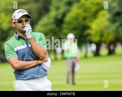 Eichenried, Germania. Il 25 giugno, 2015. Fabrizio Zanotti del Paraguay reagisce al tour europeo di torneo di golf in Eichenried, Germania, 25 giugno 2015. Foto: MARC MUELLER/dpa/Alamy Live News Foto Stock