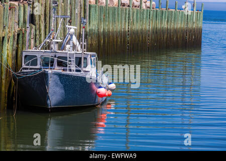 Un astice barca da pesca legato fino al pontile in sala del porto, Nova Scotia. Foto Stock