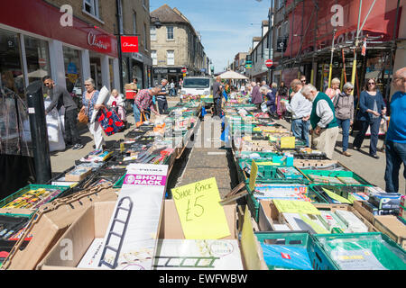 People shopping e la navigazione si spegne al mercato in St Ives Cambridgeshire Regno Unito Foto Stock