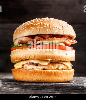 Double burger con pollo, pancetta e verdure Foto Stock