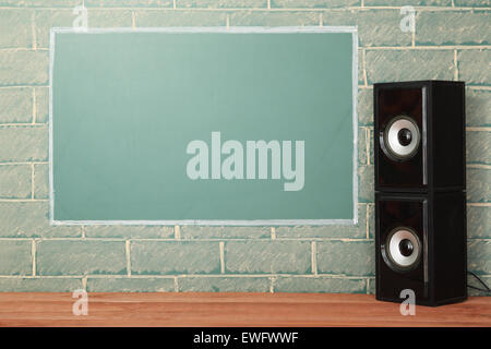 Sistema di acustica e insolito display lcd con copia spazio su un muro di mattoni Foto Stock