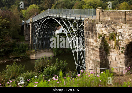 Regno Unito, Inghilterra, Shropshire, Ironbridge, Adrian Darby's historic 1781 ponte di ferro sul fiume Severn, Foto Stock