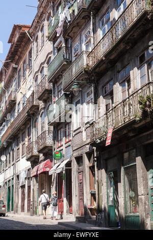 I turisti a piedi nel quartiere Ribeira, il borgo medioevale sulla riva nord del fiume Douro. Porto, noto anche come Oporto, è la seconda più grande città in Portogallo. Situato lungo il fiume Douro estuario nel nord del Portogallo, Porto è uno dei più antichi centri europei e registrato come sito del Patrimonio Mondiale dall'UNESCO. Porto, Portogallo. Foto Stock