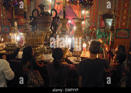 Hong Kong, Cina, buddisti devoti in Il Tempio di Man Mo Foto Stock