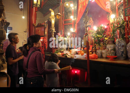 Hong Kong, Cina, buddisti devoti in Il Tempio di Man Mo Foto Stock